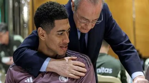 “曼联球员获官方认证，荣膺英超8月最佳球员殊荣”